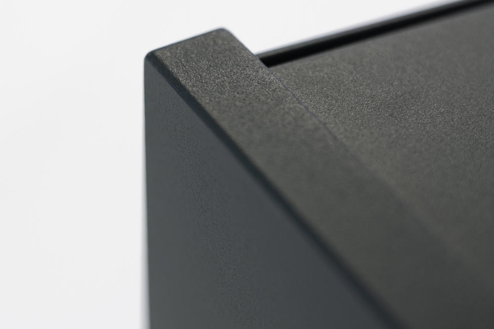 Pogled od blizu na aluminijasti profil pergole s kakovostno prašno barvano površino v temnem mat odtenku.