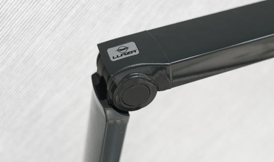 Povezovalni mehanizem roke tende Llaza z vidnim logotipom – podrobnost kakovostne izdelave.