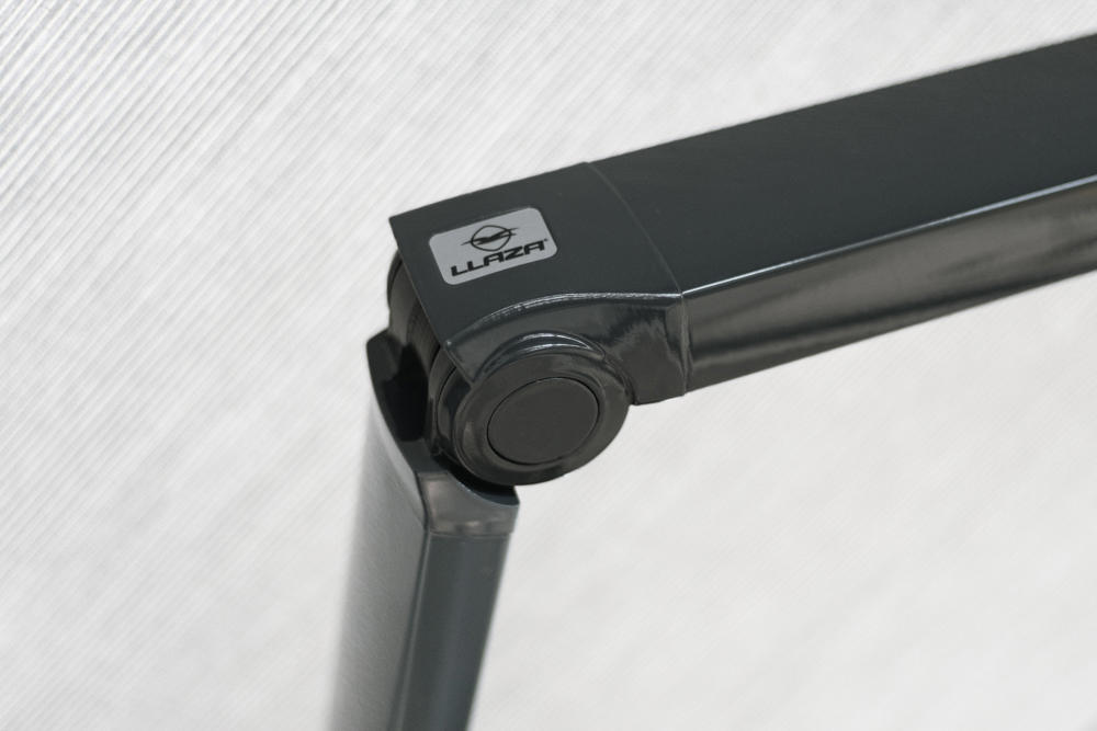 Povezovalni mehanizem roke tende Llaza z vidnim logotipom – podrobnost kakovostne izdelave.