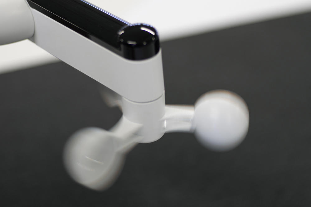 Bližnji posnetek bele vremenske merilne naprave z anemometrom za zaznavanje hitrosti vetra.