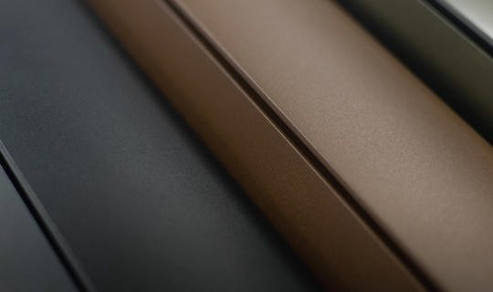 Pogled od blizu na različne barvne odtenke aluminijastih profilov za pergole v kovinskih in mat zaključkih.