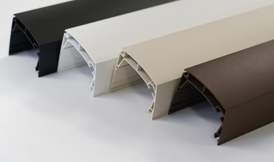 Barvni vzorci aluminijastih profilov za senčila – črna, bela, bež in rjava – prikazani na beli podlagi.