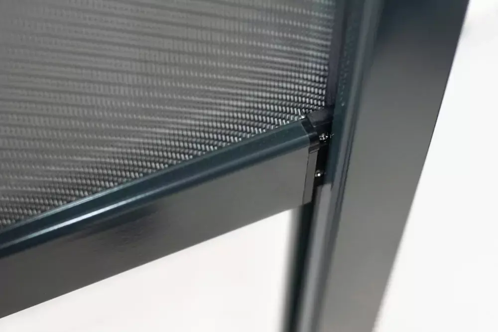 Detajl napetega screen senčila v temnem aluminijastem okvirju, ki poudarja optimalno napetost in natančno vodilo.