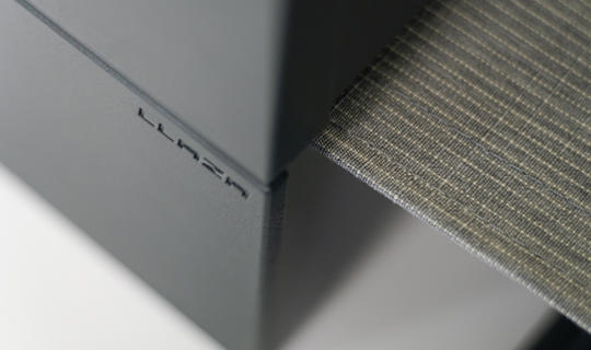 Detalj aluminijaste konstrukcije senčila Llaza in teksture senčilnega platna od blizu.