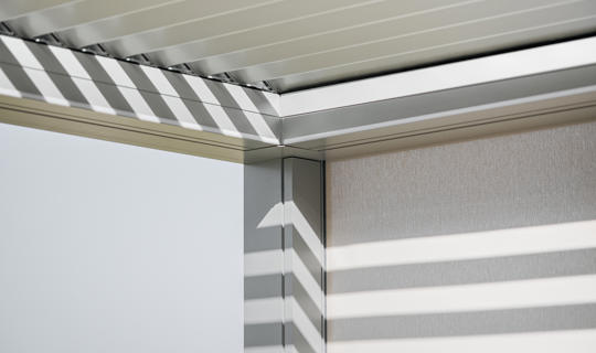 Detajlni prikaz konstrukcije aluminijaste pergole z vgrajeno screen rolo senčilo, skozi katerega prehajajo svetlobni trakovi.
